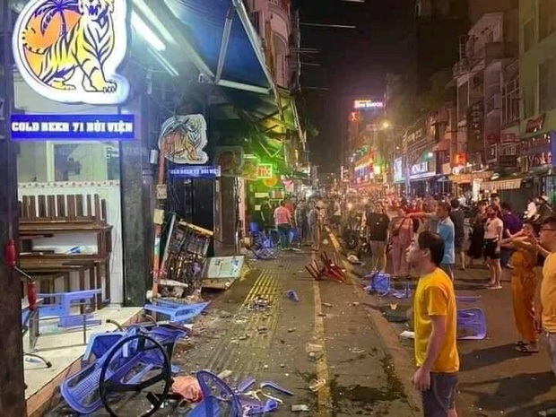 Vụ ô tô gây tai nạn liên hoàn ở phố Bùi Viện: Bảo vệ dân phố khai do kẹt chân ga - Ảnh 1. Vụ ô tô gây tai nạn liên hoàn ở phố Bùi Viện: Bảo vệ dân phố khai do kẹt chân ga - Ảnh 1.
