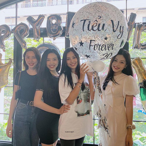 Chân dài dáng chuẩn như Mai Phương Thúy, Tiểu Vy cũng có ngày tự dìm dáng vì lười đóng thùng - Ảnh 3. Chân dài dáng chuẩn như Mai Phương Thúy, Tiểu Vy cũng có ngày tự dìm dáng vì lười đóng thùng - Ảnh 3.