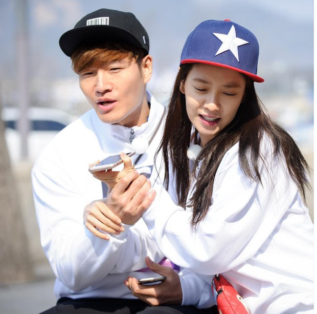 Heechul bị mợ ngố Song Ji Hyo đánh tới tấp, nguyên nhân bắt nguồn từ chuyện tình cảm với Kim Jong Kook? - Ảnh 2. Heechul bị mợ ngố Song Ji Hyo đánh tới tấp, nguyên nhân bắt nguồn từ chuyện tình cảm với Kim Jong Kook? - Ảnh 2.
