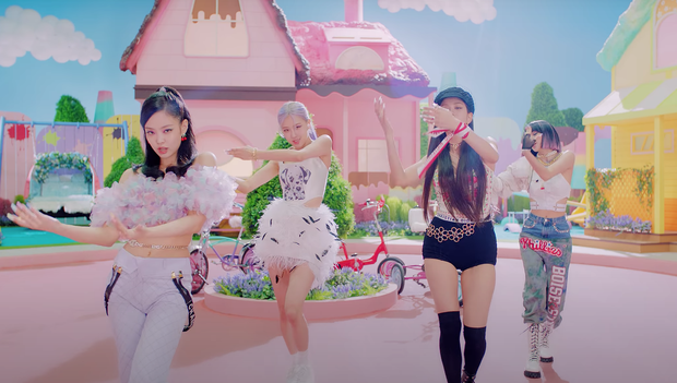 BLACKPINK có 6 set đồ nhóm trong MV mới nhưng phân nửa đều sến sẩm và quê kiểng khó tin, bộ YG mướn stylist JYP sang làm dùm? - Ảnh 4. BLACKPINK có 6 set đồ nhóm trong MV mới nhưng phân nửa đều sến sẩm và quê kiểng khó tin, bộ YG mướn stylist JYP sang làm dùm? - Ảnh 4.