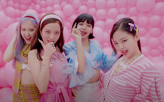 BLACKPINK có 6 set đồ nhóm trong MV mới nhưng phân nửa đều sến sẩm và quê kiểng khó tin, bộ YG mướn stylist JYP sang làm dùm? - Ảnh 7. BLACKPINK có 6 set đồ nhóm trong MV mới nhưng phân nửa đều sến sẩm và quê kiểng khó tin, bộ YG mướn stylist JYP sang làm dùm? - Ảnh 7.