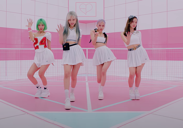 BLACKPINK có 6 set đồ nhóm trong MV mới nhưng phân nửa đều sến sẩm và quê kiểng khó tin, bộ YG mướn stylist JYP sang làm dùm? - Ảnh 6. BLACKPINK có 6 set đồ nhóm trong MV mới nhưng phân nửa đều sến sẩm và quê kiểng khó tin, bộ YG mướn stylist JYP sang làm dùm? - Ảnh 6.