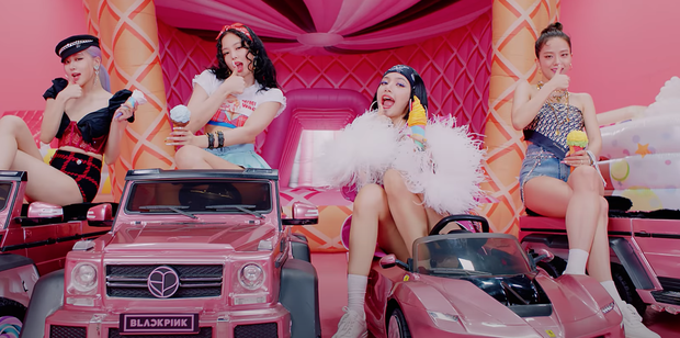 BLACKPINK có 6 set đồ nhóm trong MV mới nhưng phân nửa đều sến sẩm và quê kiểng khó tin, bộ YG mướn stylist JYP sang làm dùm? - Ảnh 3. BLACKPINK có 6 set đồ nhóm trong MV mới nhưng phân nửa đều sến sẩm và quê kiểng khó tin, bộ YG mướn stylist JYP sang làm dùm? - Ảnh 3.