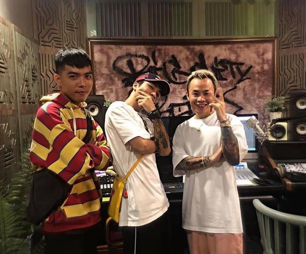 Binz đăng ảnh tự hào khoe 2 chiến binh tại Rap Việt nhưng fan lại đổ dồn sự chú ý đến tấm thảm siêu chất trong MV Bigcityboi - Ảnh 2. Binz đăng ảnh tự hào khoe 2 chiến binh tại Rap Việt nhưng fan lại đổ dồn sự chú ý đến tấm thảm siêu chất trong MV Bigcityboi - Ảnh 2.