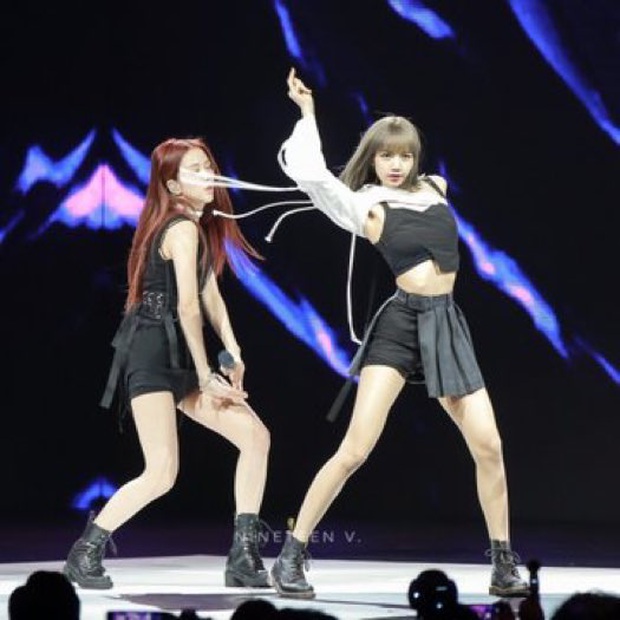 Lisa mặc rõ đẹp lên sân khấu, ai ngờ là “thủ phạm” làm 3 chị em BLACKPINK khốn khổ vì bị quật bởi dây dợ lòng thòng - Ảnh 5. Lisa mặc rõ đẹp lên sân khấu, ai ngờ là “thủ phạm” làm 3 chị em BLACKPINK khốn khổ vì bị quật bởi dây dợ lòng thòng - Ảnh 5.