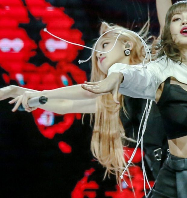 Lisa mặc rõ đẹp lên sân khấu, ai ngờ là “thủ phạm” làm 3 chị em BLACKPINK khốn khổ vì bị quật bởi dây dợ lòng thòng - Ảnh 4. Lisa mặc rõ đẹp lên sân khấu, ai ngờ là “thủ phạm” làm 3 chị em BLACKPINK khốn khổ vì bị quật bởi dây dợ lòng thòng - Ảnh 4.