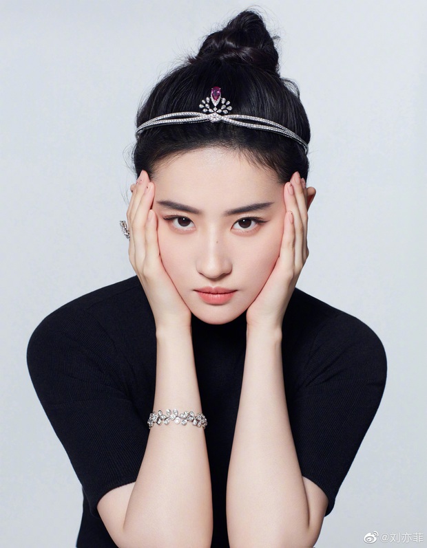 Lưu Diệc Phi gây bão Weibo với ảnh đội vương miện kim cương, mọi sự chú ý dồn vào vòng 1 sexy ná thở của cô nàng - Ảnh 2.