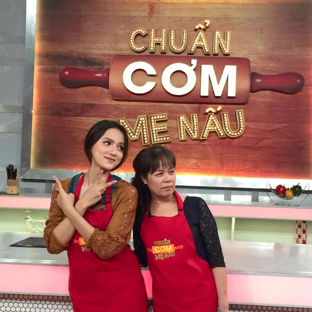 Sao Việt cosplay mẹ: Hari Won diện y nguyên bản gốc, Hương Giang thay bằng túi Chanel trăm triệu nhưng hài nhất lại là Lan Ngọc - Ảnh 6. Sao Việt cosplay mẹ: Hari Won diện y nguyên bản gốc, Hương Giang thay bằng túi Chanel trăm triệu nhưng hài nhất lại là Lan Ngọc - Ảnh 6.