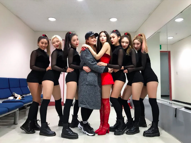 BLACKPINK hết lời cảm ơn cô giáo khoai tây: Huấn luyện vũ đạo khắc nghiệt tới mức phát khóc nhưng nhờ thế mà nhóm tiến bộ rất nhanh - Ảnh 6. BLACKPINK hết lời cảm ơn cô giáo khoai tây: Huấn luyện vũ đạo khắc nghiệt tới mức phát khóc nhưng nhờ thế mà nhóm tiến bộ rất nhanh - Ảnh 6.