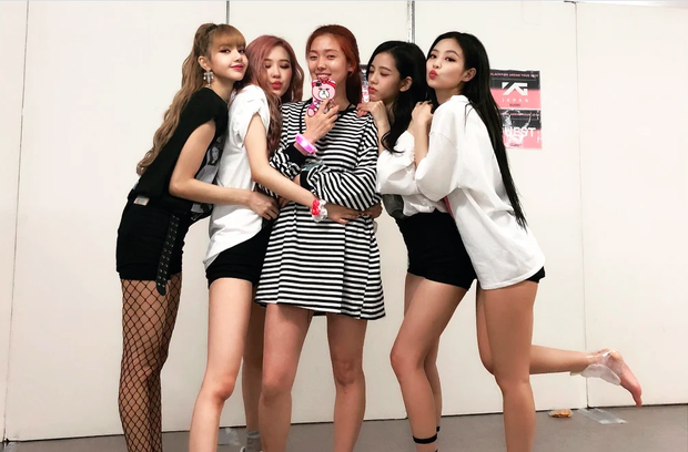 BLACKPINK hết lời cảm ơn cô giáo khoai tây: Huấn luyện vũ đạo khắc nghiệt tới mức phát khóc nhưng nhờ thế mà nhóm tiến bộ rất nhanh - Ảnh 7. BLACKPINK hết lời cảm ơn cô giáo khoai tây: Huấn luyện vũ đạo khắc nghiệt tới mức phát khóc nhưng nhờ thế mà nhóm tiến bộ rất nhanh - Ảnh 7.