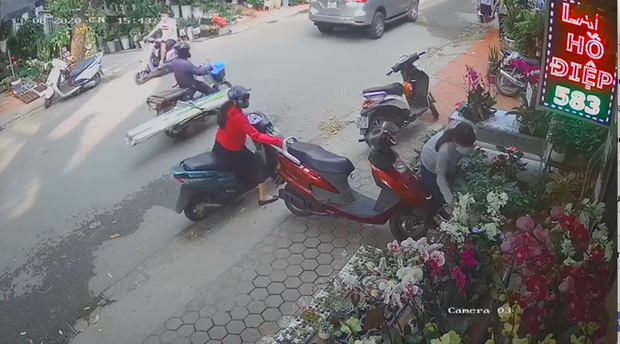 Clip: Người phụ nữ ăn mặc sang chảnh thản nhiên cạy cốp, trộm ví nhanh như chớp giữa đường phố tại Hà Nội - Ảnh 1.