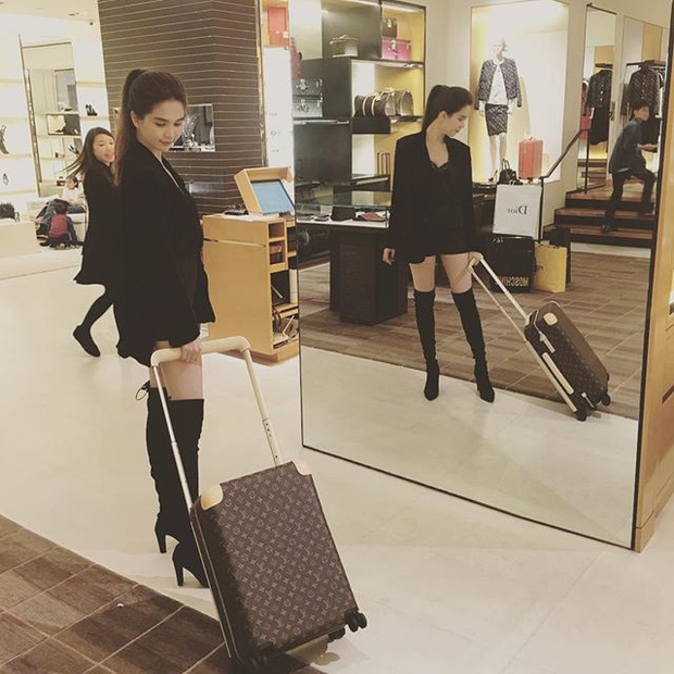 Louis Vuitton mở bán túi thủng lỗ chỗ như chuột gặm, chỉ thắc mắc xem liệu tín đồ hàng hiệu như Ngọc Trinh có dám sắm - Ảnh 4. Louis Vuitton mở bán túi thủng lỗ chỗ như chuột gặm, chỉ thắc mắc xem liệu tín đồ hàng hiệu như Ngọc Trinh có dám sắm - Ảnh 4.