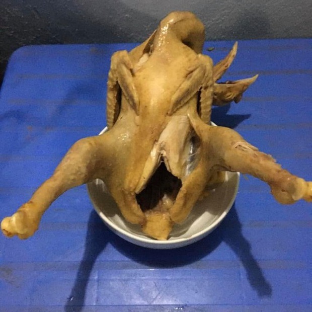 Chết cười với vẻ ngoài đứa rách da, đứa lệch cổ của phi đội gà luộc trên mâm cúng Rằm tháng 7 của hội chị em dở việc nhà - Ảnh 6. Chết cười với vẻ ngoài đứa rách da, đứa lệch cổ của phi đội gà luộc trên mâm cúng Rằm tháng 7 của hội chị em dở việc nhà - Ảnh 6.