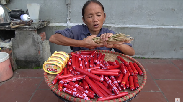 Chưa từng thấy ai như Bà Tân Vlog: mang xúc xích ăn liền đi nướng với bơ trên tảng đá - Ảnh 1. Chưa từng thấy ai như Bà Tân Vlog: mang xúc xích ăn liền đi nướng với bơ trên tảng đá - Ảnh 1.