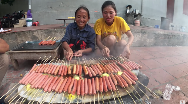 Chưa từng thấy ai như Bà Tân Vlog: mang xúc xích ăn liền đi nướng với bơ trên tảng đá - Ảnh 4. Chưa từng thấy ai như Bà Tân Vlog: mang xúc xích ăn liền đi nướng với bơ trên tảng đá - Ảnh 4.