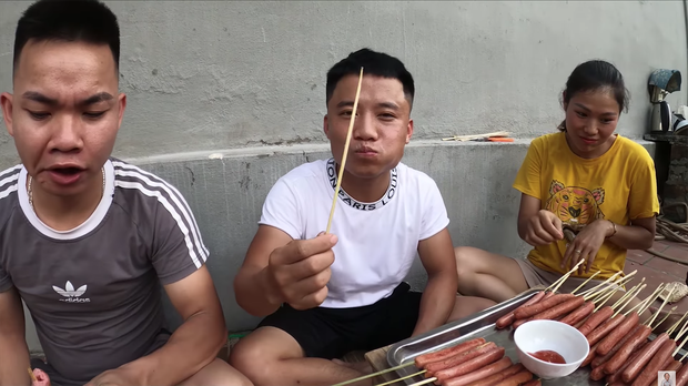 Chưa từng thấy ai như Bà Tân Vlog: mang xúc xích ăn liền đi nướng với bơ trên tảng đá - Ảnh 6. Chưa từng thấy ai như Bà Tân Vlog: mang xúc xích ăn liền đi nướng với bơ trên tảng đá - Ảnh 6.