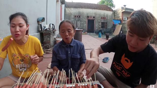 Chưa từng thấy ai như Bà Tân Vlog: mang xúc xích ăn liền đi nướng với bơ trên tảng đá - Ảnh 5. Chưa từng thấy ai như Bà Tân Vlog: mang xúc xích ăn liền đi nướng với bơ trên tảng đá - Ảnh 5.