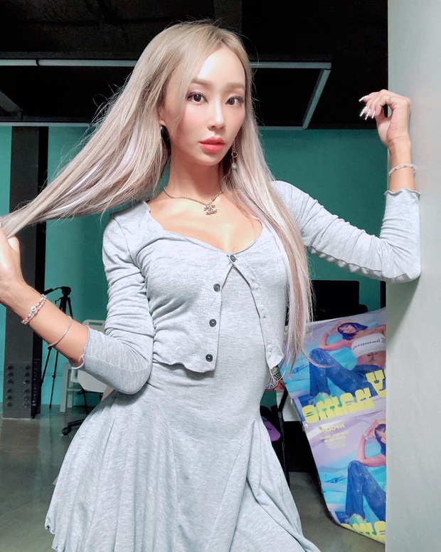Hot nhất Dispatch hôm nay: Cựu trưởng nhóm SISTAR gây sốc với cằm nhọn hoắt khác lạ, Knet nghi nàng dao kéo quá tay - Ảnh 2.