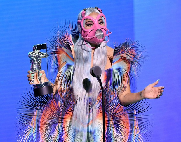 Lady Gaga nghiêm túc đeo 7749 loại khẩu trang từ hậu trường ra thảm đỏ VMAs, đến biểu diễn hát live cũng quyết không bỏ! - Ảnh 3.