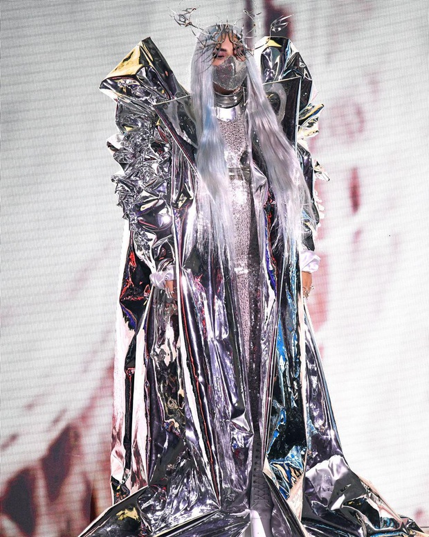 Lady Gaga nghiêm túc đeo 7749 loại khẩu trang từ hậu trường ra thảm đỏ VMAs, đến biểu diễn hát live cũng quyết không bỏ! - Ảnh 8.