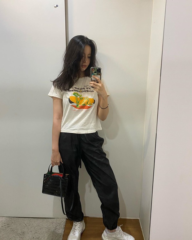 8 cách diện áo phông xinh xẻo từ các mỹ nhân Hoa - Hàn kèm chỗ mua ngon nghẻ để bạn sắm sửa cho mùa tựu trường  - Ảnh 6.