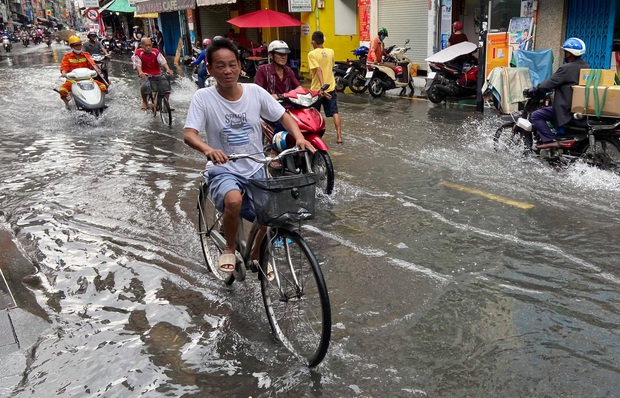 TP. HCM: Phố đi bộ Bùi Viện bất ngờ bị ngập nước lênh láng sau cơn mưa lớn - Ảnh 6. TP. HCM: Phố đi bộ Bùi Viện bất ngờ bị ngập nước lênh láng sau cơn mưa lớn - Ảnh 6.