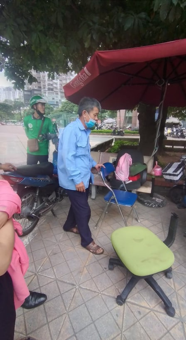 Người dân kể lại giây phút bé gái 6 tuổi rơi từ tầng 12 chung cư tử vong: Cháu bé xinh xắn lắm, chúng tôi không ai cầm được nước mắt - Ảnh 3. Người dân kể lại giây phút bé gái 6 tuổi rơi từ tầng 12 chung cư tử vong: Cháu bé xinh xắn lắm, chúng tôi không ai cầm được nước mắt - Ảnh 3.