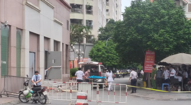 Người dân kể lại giây phút bé gái 6 tuổi rơi từ tầng 12 chung cư tử vong: Cháu bé xinh xắn lắm, chúng tôi không ai cầm được nước mắt - Ảnh 1. Người dân kể lại giây phút bé gái 6 tuổi rơi từ tầng 12 chung cư tử vong: Cháu bé xinh xắn lắm, chúng tôi không ai cầm được nước mắt - Ảnh 1.