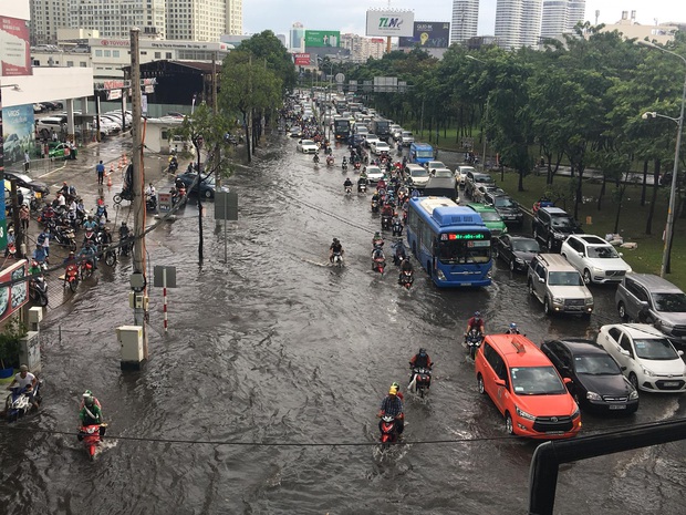 TP. HCM: Phố đi bộ Bùi Viện bất ngờ bị ngập nước lênh láng sau cơn mưa lớn - Ảnh 7. TP. HCM: Phố đi bộ Bùi Viện bất ngờ bị ngập nước lênh láng sau cơn mưa lớn - Ảnh 7.