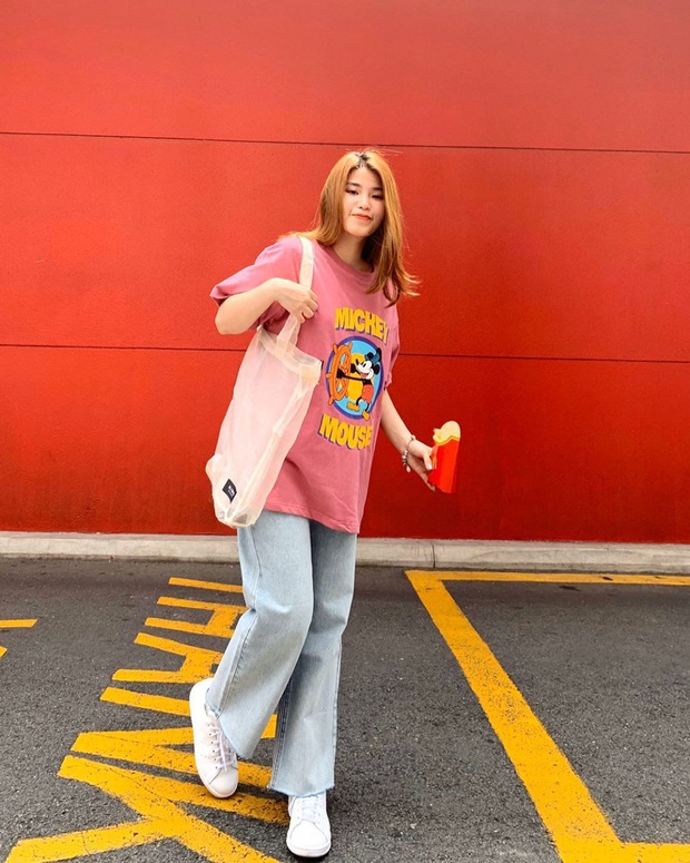 8 cách diện áo phông xinh xẻo từ các mỹ nhân Hoa - Hàn kèm chỗ mua ngon nghẻ để bạn sắm sửa cho mùa tựu trường  - Ảnh 9.