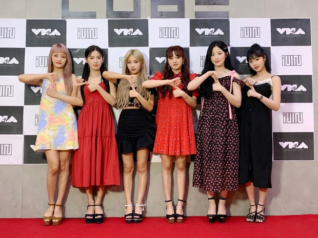 Idol Hàn và 10 pha mặc lỗi đến fan cũng khó mê nổi: Jennie bất ngờ góp mặt vì bộ váy xanh ngắn cũn gây tranh cãi một dạo - Ảnh 5. Idol Hàn và 10 pha mặc lỗi đến fan cũng khó mê nổi: Jennie bất ngờ góp mặt vì bộ váy xanh ngắn cũn gây tranh cãi một dạo - Ảnh 5.