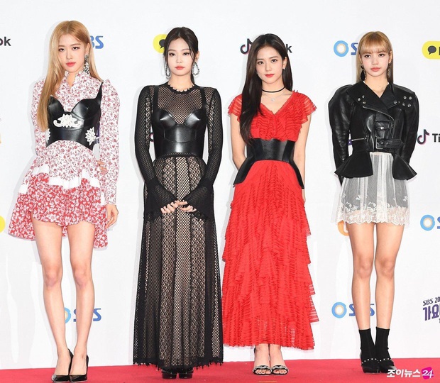 Idol Hàn và 10 pha mặc lỗi đến fan cũng khó mê nổi: Jennie bất ngờ góp mặt vì bộ váy xanh ngắn cũn gây tranh cãi một dạo - Ảnh 8. Idol Hàn và 10 pha mặc lỗi đến fan cũng khó mê nổi: Jennie bất ngờ góp mặt vì bộ váy xanh ngắn cũn gây tranh cãi một dạo - Ảnh 8.