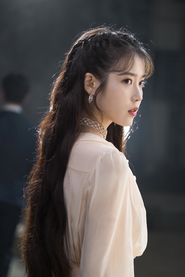 Cô nàng thử làm kiểu tóc nổi tiếng của IU ở 3 salon từ bình dân tới cao cấp: Tưởng như nhau nhưng soi kỹ mới thấy tiền nào của nấy - Ảnh 2. Cô nàng thử làm kiểu tóc nổi tiếng của IU ở 3 salon từ bình dân tới cao cấp: Tưởng như nhau nhưng soi kỹ mới thấy tiền nào của nấy - Ảnh 2.