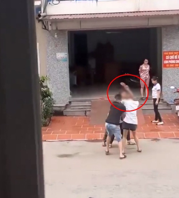 Người phụ nữ đi đánh ghen lại bị chồng đánh lại dã man để bảo vệ nhân tình, mẹ già can ngăn nhưng đành bất lực - Ảnh 4. Người phụ nữ đi đánh ghen lại bị chồng đánh lại dã man để bảo vệ nhân tình, mẹ già can ngăn nhưng đành bất lực - Ảnh 4.