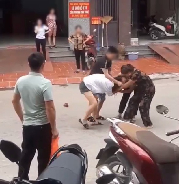Người phụ nữ đi đánh ghen lại bị chồng đánh lại dã man để bảo vệ nhân tình, mẹ già can ngăn nhưng đành bất lực - Ảnh 3. Người phụ nữ đi đánh ghen lại bị chồng đánh lại dã man để bảo vệ nhân tình, mẹ già can ngăn nhưng đành bất lực - Ảnh 3.