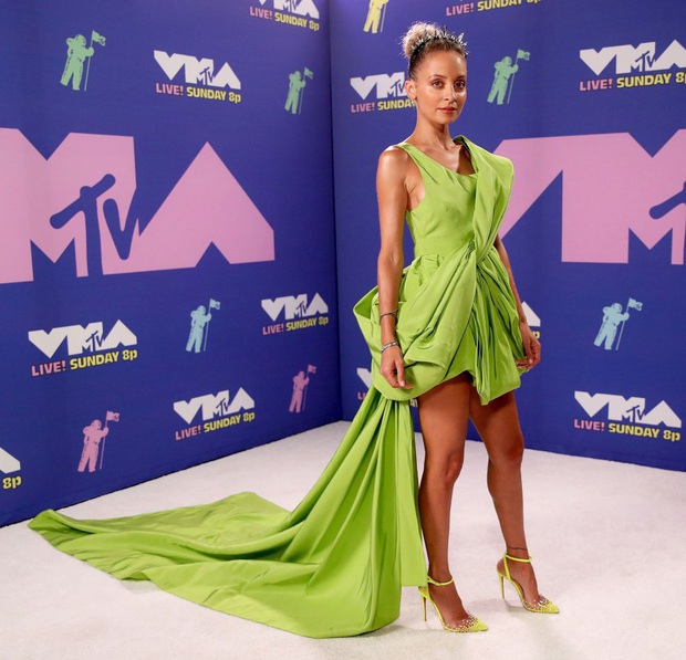 Diện đầm Công Trí đến VMA 2020, bạn thân cũ của Paris Hilton đụng cả tiểu đội mỹ nhân Việt - Ảnh 1. Diện đầm Công Trí đến VMA 2020, bạn thân cũ của Paris Hilton đụng cả tiểu đội mỹ nhân Việt - Ảnh 1.