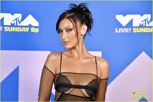 Thảm đỏ lạ nhất lịch sử VMAs: Miley Cyrus hở bạo, Lady Gaga chặt chém với khẩu trang quá độc, dàn sao khủng đọ sắc theo cách đặc biệt giữa đại dịch - Ảnh 10.
