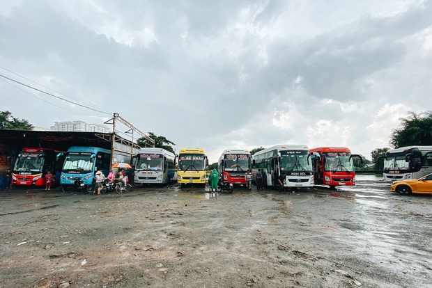 2 bến xe lớn nhất Sài Gòn “ngấm đòn” Covid-19, nhà xe hạ giá vé vì ế khách trong dịp nghỉ lễ Quốc khánh - Ảnh 6. 2 bến xe lớn nhất Sài Gòn “ngấm đòn” Covid-19, nhà xe hạ giá vé vì ế khách trong dịp nghỉ lễ Quốc khánh - Ảnh 6.