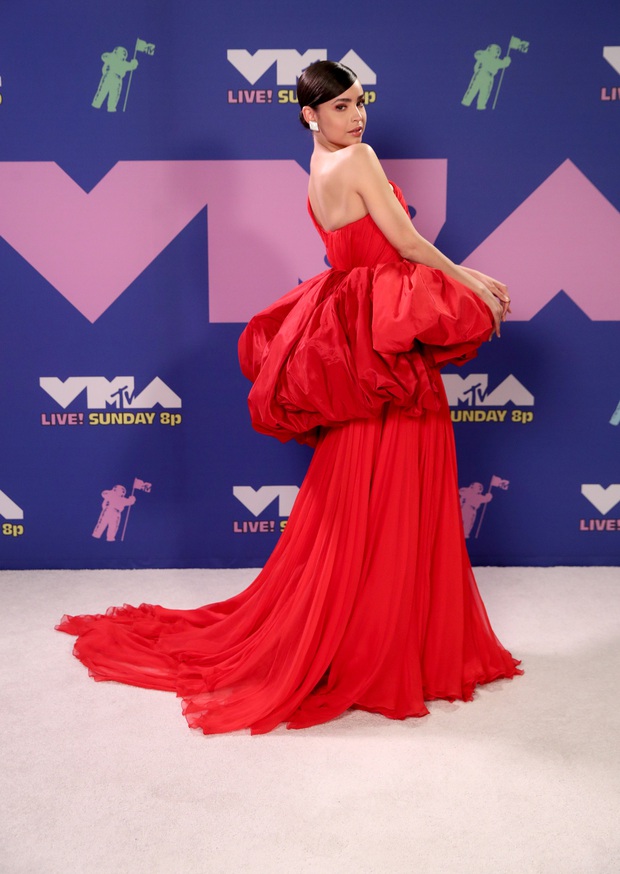 Thảm đỏ lạ nhất lịch sử VMAs: Miley Cyrus hở bạo, Lady Gaga chặt chém với khẩu trang quá độc, dàn sao khủng đọ sắc theo cách đặc biệt giữa đại dịch - Ảnh 18.