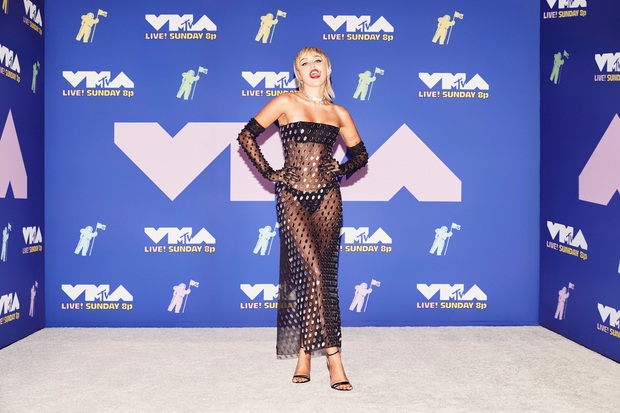 Thảm đỏ lạ nhất lịch sử VMAs: Miley Cyrus hở bạo, Lady Gaga chặt chém với khẩu trang quá độc, dàn sao khủng đọ sắc theo cách đặc biệt giữa đại dịch - Ảnh 2.