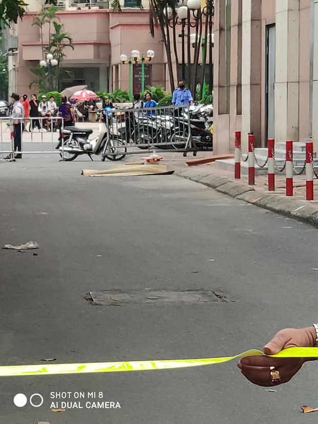 Hà Nội: Bé 6 tuổi rơi từ tầng 12 chung cư tử vong thương tâm, mẹ khóc ngất tại hiện trường - Ảnh 1. Hà Nội: Bé 6 tuổi rơi từ tầng 12 chung cư tử vong thương tâm, mẹ khóc ngất tại hiện trường - Ảnh 1.