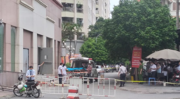 Hà Nội: Bé 6 tuổi rơi từ tầng 12 chung cư tử vong thương tâm, mẹ khóc ngất tại hiện trường - Ảnh 3. Hà Nội: Bé 6 tuổi rơi từ tầng 12 chung cư tử vong thương tâm, mẹ khóc ngất tại hiện trường - Ảnh 3.