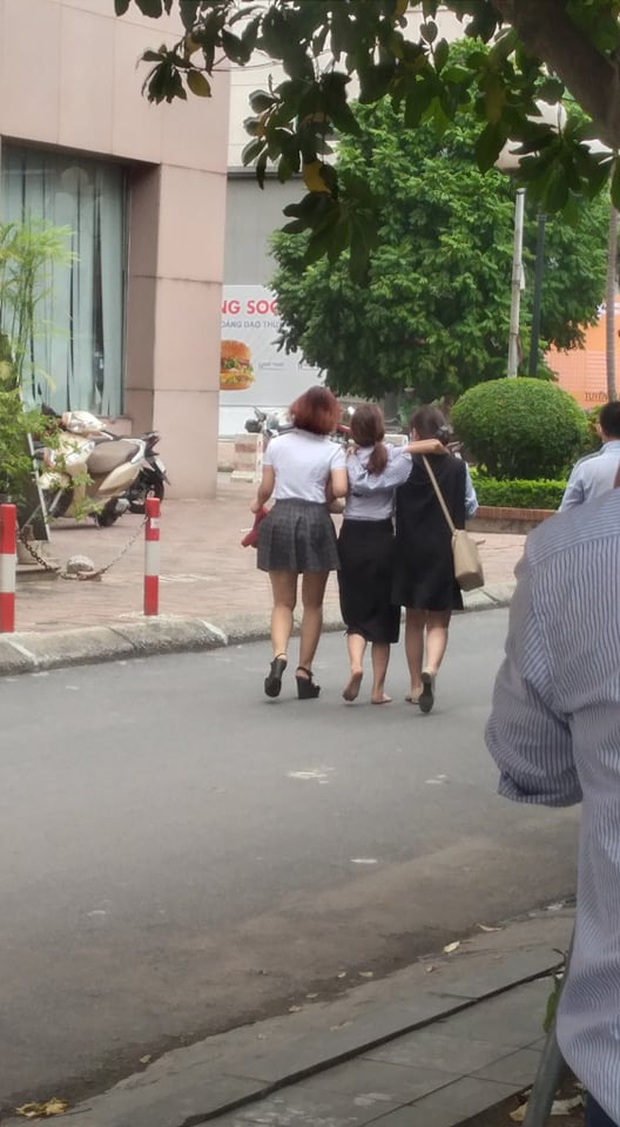 Hà Nội: Bé 6 tuổi rơi từ tầng 12 chung cư tử vong thương tâm, mẹ khóc ngất tại hiện trường - Ảnh 4. Hà Nội: Bé 6 tuổi rơi từ tầng 12 chung cư tử vong thương tâm, mẹ khóc ngất tại hiện trường - Ảnh 4.