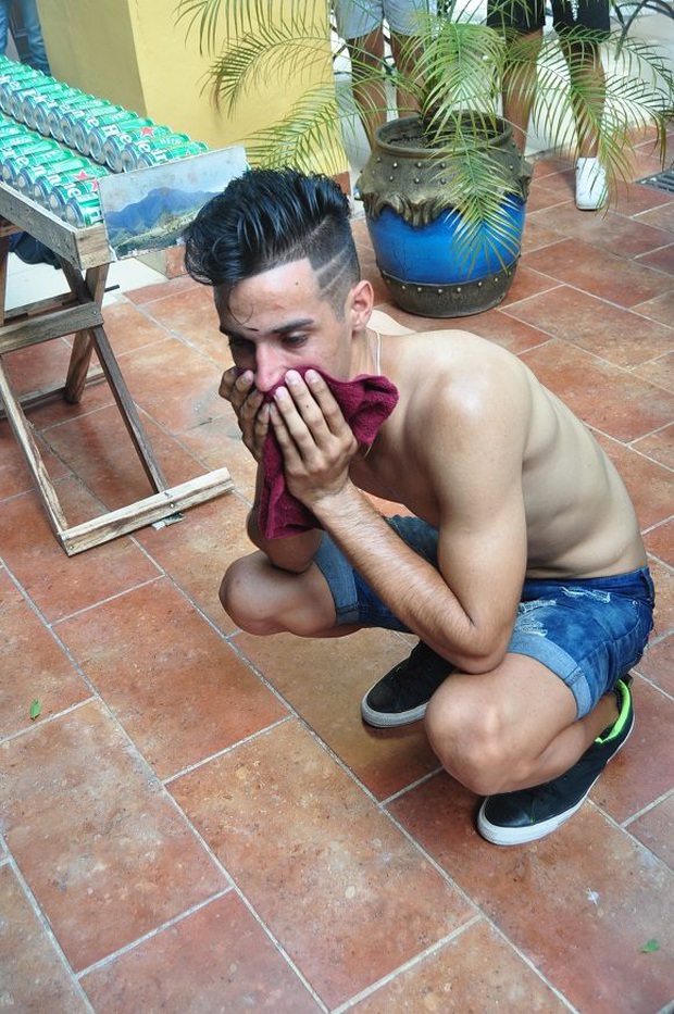 Thợ chụp ảnh tại Cuba lập kỷ lục thế giới bóp nát vỏ lon bằng... xương bả vai - Ảnh 4. Thợ chụp ảnh tại Cuba lập kỷ lục thế giới bóp nát vỏ lon bằng... xương bả vai - Ảnh 4.
