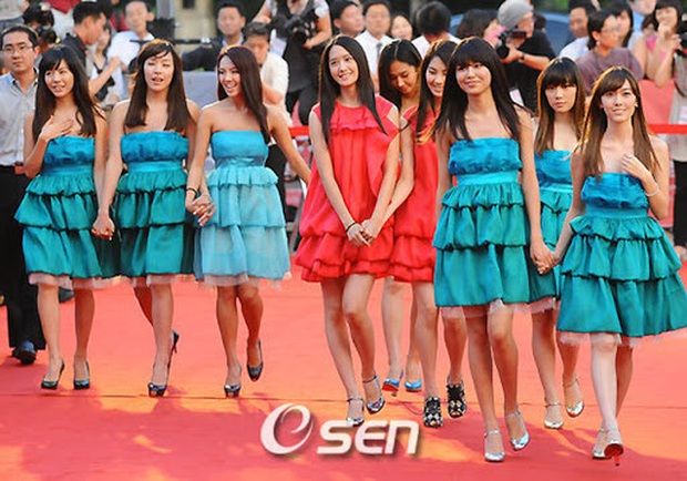 Idol Hàn và 10 pha mặc lỗi đến fan cũng khó mê nổi: Jennie bất ngờ góp mặt vì bộ váy xanh ngắn cũn gây tranh cãi một dạo  - Ảnh 4.