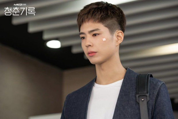 Park Bo Gum đang bán hủ tiếu gõ thì bị bốc lên sàn catwalk ở Record of Youth, bảo sao thần thái cứ sai sai! - Ảnh 3.