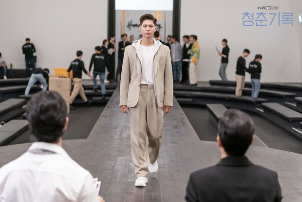 Park Bo Gum đang bán hủ tiếu gõ thì bị bốc lên sàn catwalk ở Record of Youth, bảo sao thần thái cứ sai sai! - Ảnh 1.