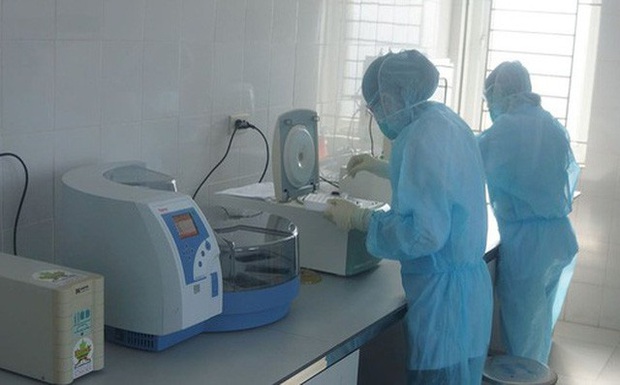 71 cán bộ y tế Thanh Hóa đi Đà Nẵng học tập được lấy mẫu xét nghiệm Covid-19 - Ảnh 1. 71 cán bộ y tế Thanh Hóa đi Đà Nẵng học tập được lấy mẫu xét nghiệm Covid-19 - Ảnh 1.