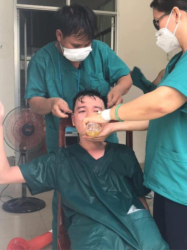Phó Giám đốc 115 Đà Nẵng nói về hình ảnh bác sĩ làm việc đến kiệt sức: Trận chiến còn dài, chúng tôi quyết không ngã quỵ - Ảnh 1.