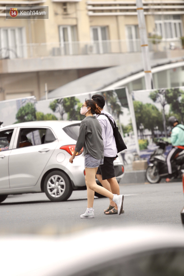 Chùm ảnh: Giới trẻ Sài Gòn kín mít khẩu trang xuống phố, mua sắm hay sống ảo đều nhanh chóng, đề cao cảnh giác - Ảnh 10.
